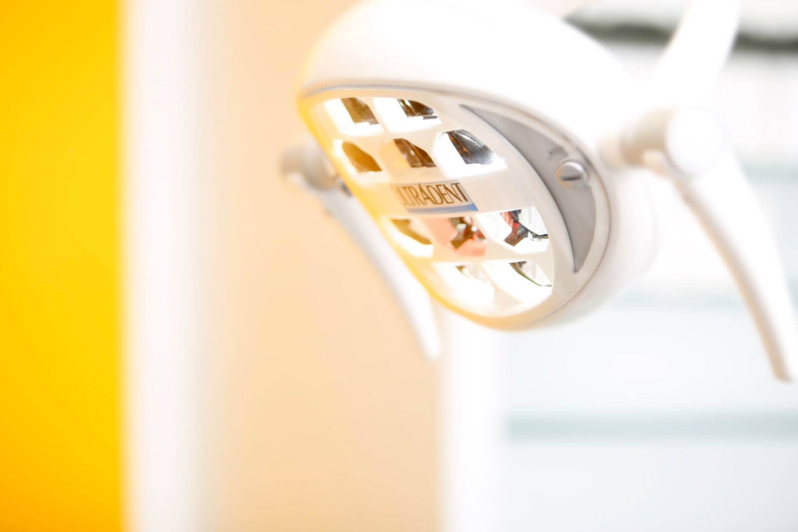 Zahnarztlampe im Behandlungsraum